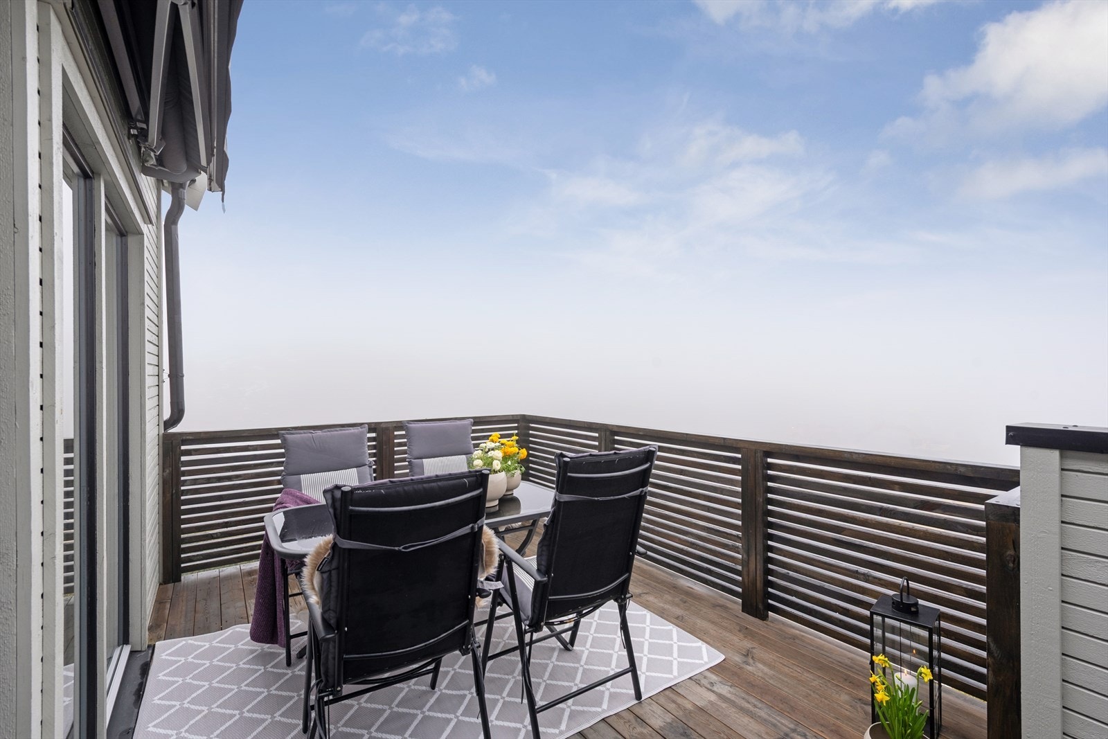 Verandaen ble utvidet i 2023 og er utstyrt med både motorisert markise og stikkontakt. Fra verandaen er det fin utsikt over nærområdet og mot utbyggingen av Hektneråsen sør. Galleribilde