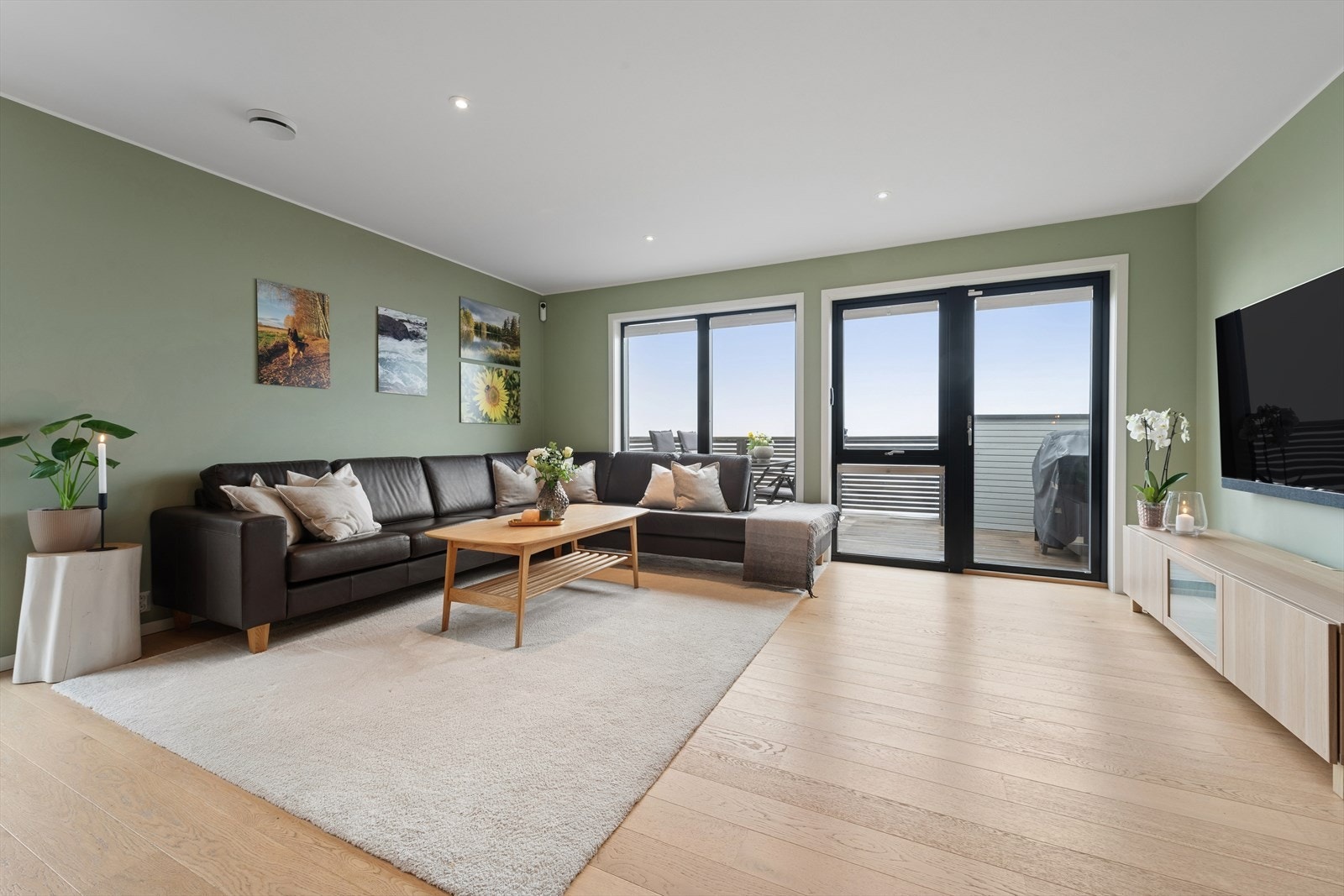 Stuen har god plass til en romslig sofagruppe og direkte utgang til en veranda på nesten 14 m². Galleribilde