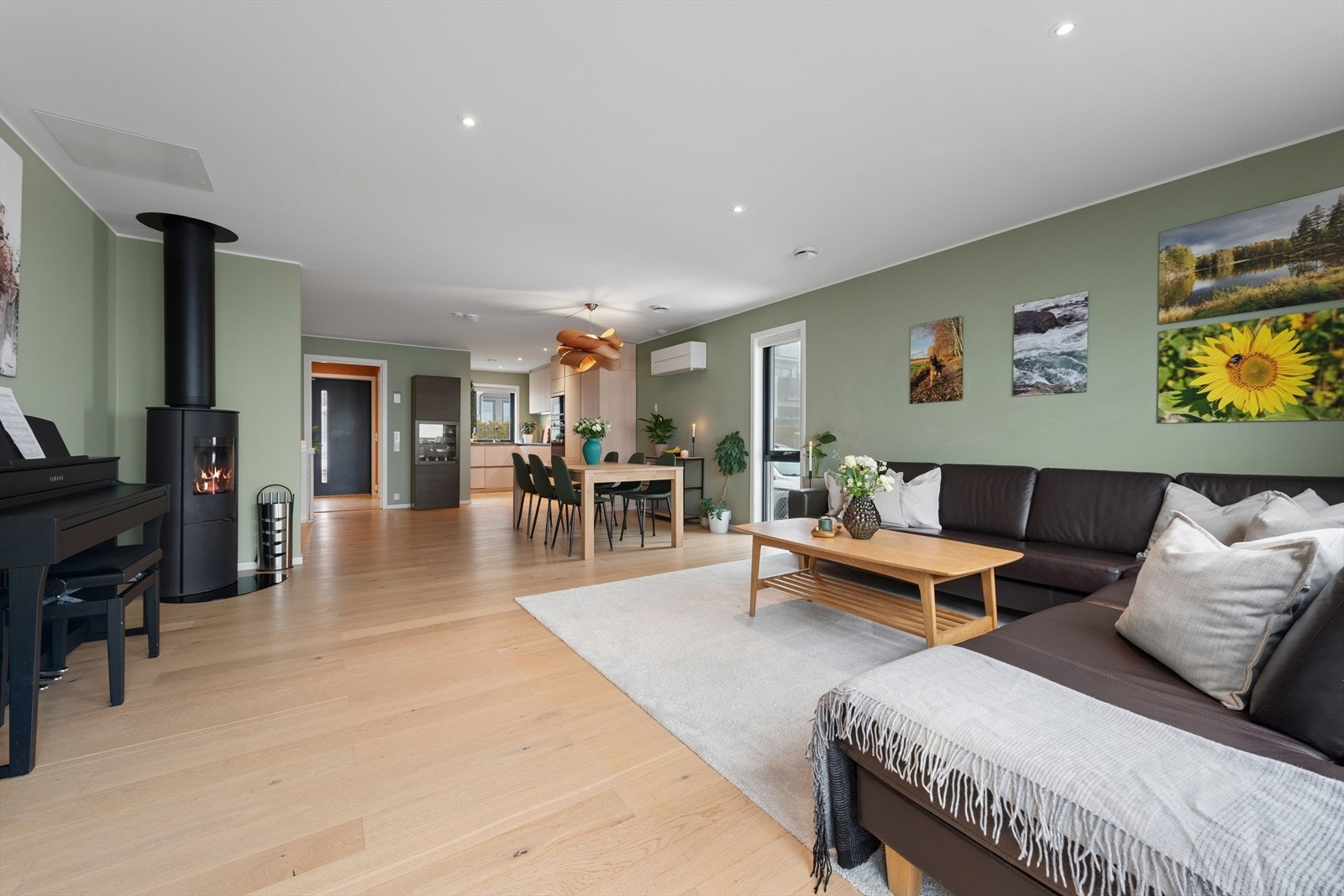 En frittstående peisovn gir ekstra varme og hygge, supplert av en effektiv luft-til-luft varmepumpe fra 2018. Galleribilde