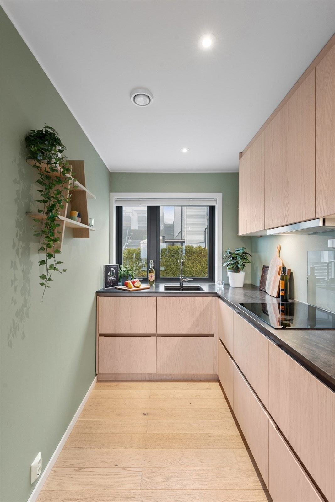 Kjøkkenet har en moderne "Kvik" innredning som ble gjort som tilvalg fra byggeår med stilrene fronter i trevirke. Galleribilde