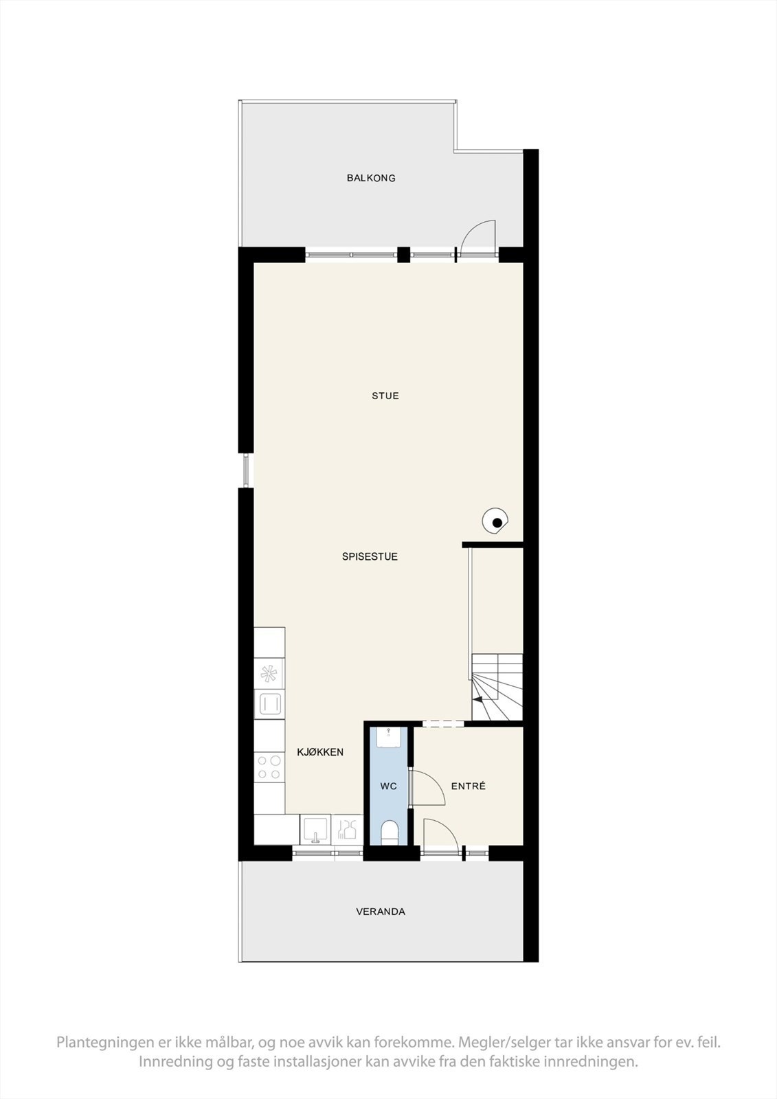 Første etasje er boligens sosiale sone, med en åpen stue- og kjøkkenløsning, entré og et praktisk toalettrom. Galleribilde