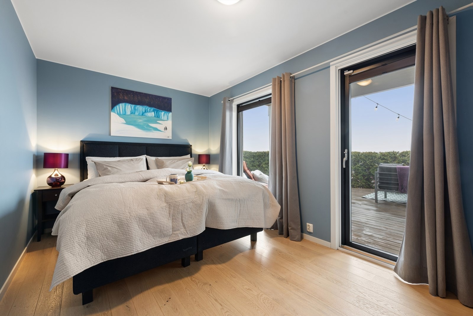 Fra hovedsoverommet er det direkte utgang til en stor, usjenert markterrasse. Galleribilde