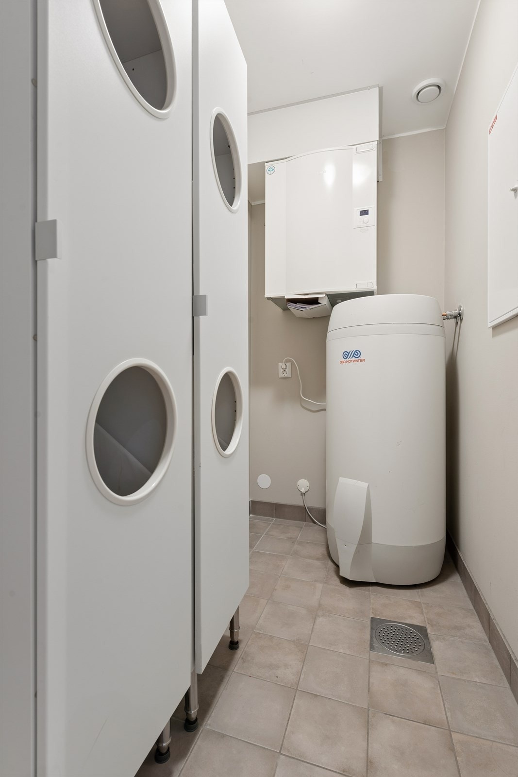 I teknisk rom finner du aggregatet for balansert ventilasjon og en varmtvannsbereder på 194 liter fra 2018. Galleribilde