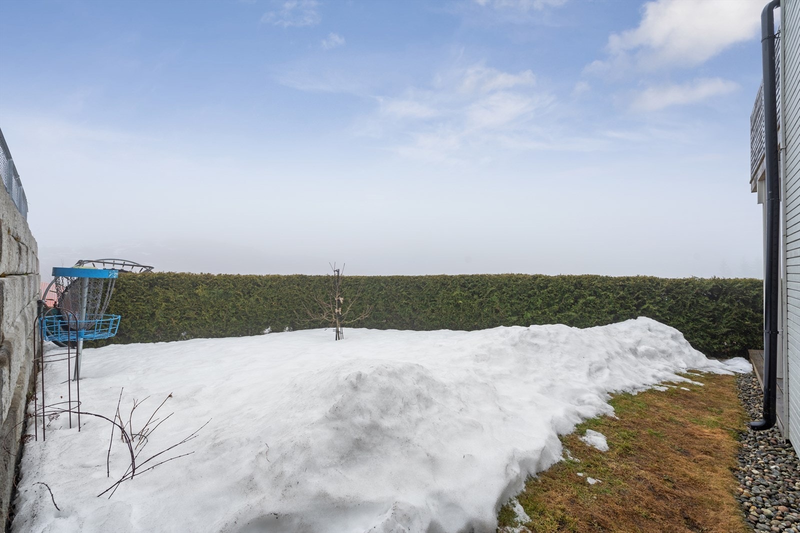Eiendommen har en egen hage, perfekt for lek og utendørsaktiviteter. Galleribilde