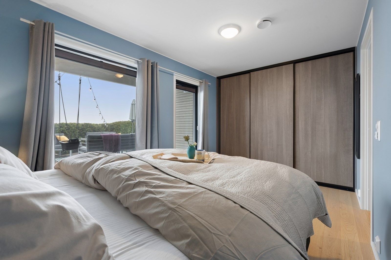 Hovedsoverommet har god plass til dobbeltseng og en stor garderobeløsning. Galleribilde