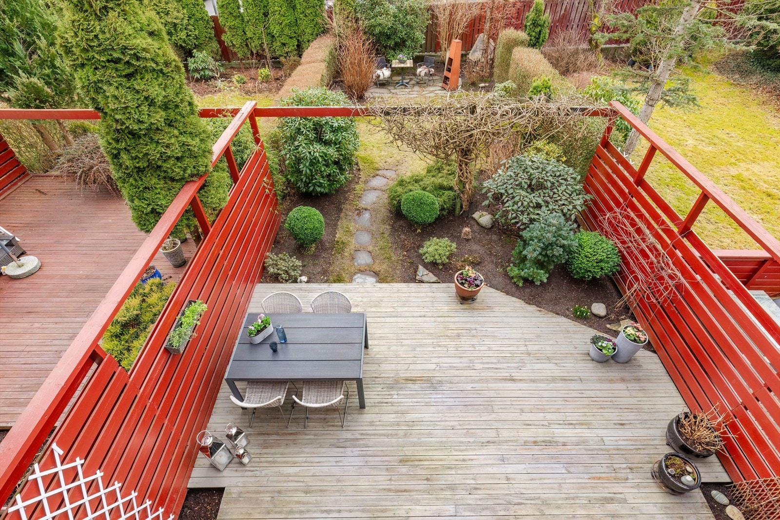 Flott opparbeidet og usjenert hage Galleribilde