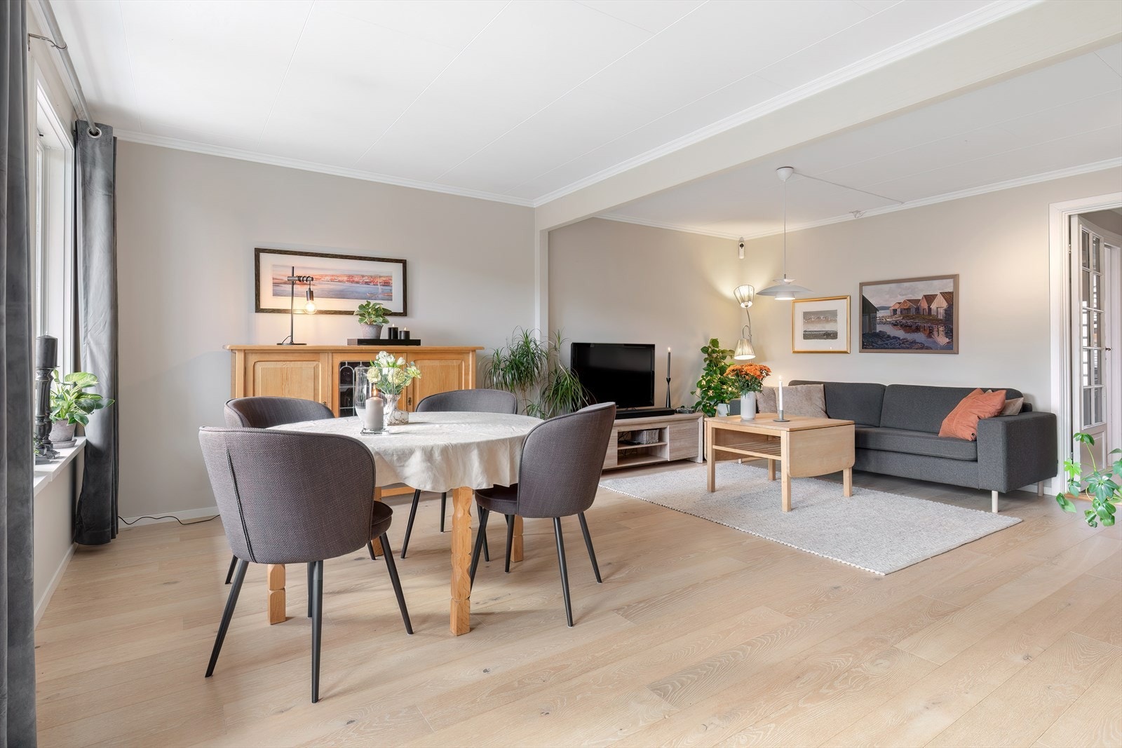 Stue - oppusset med nye veggplater, sparkling og maling i 2015 Galleribilde