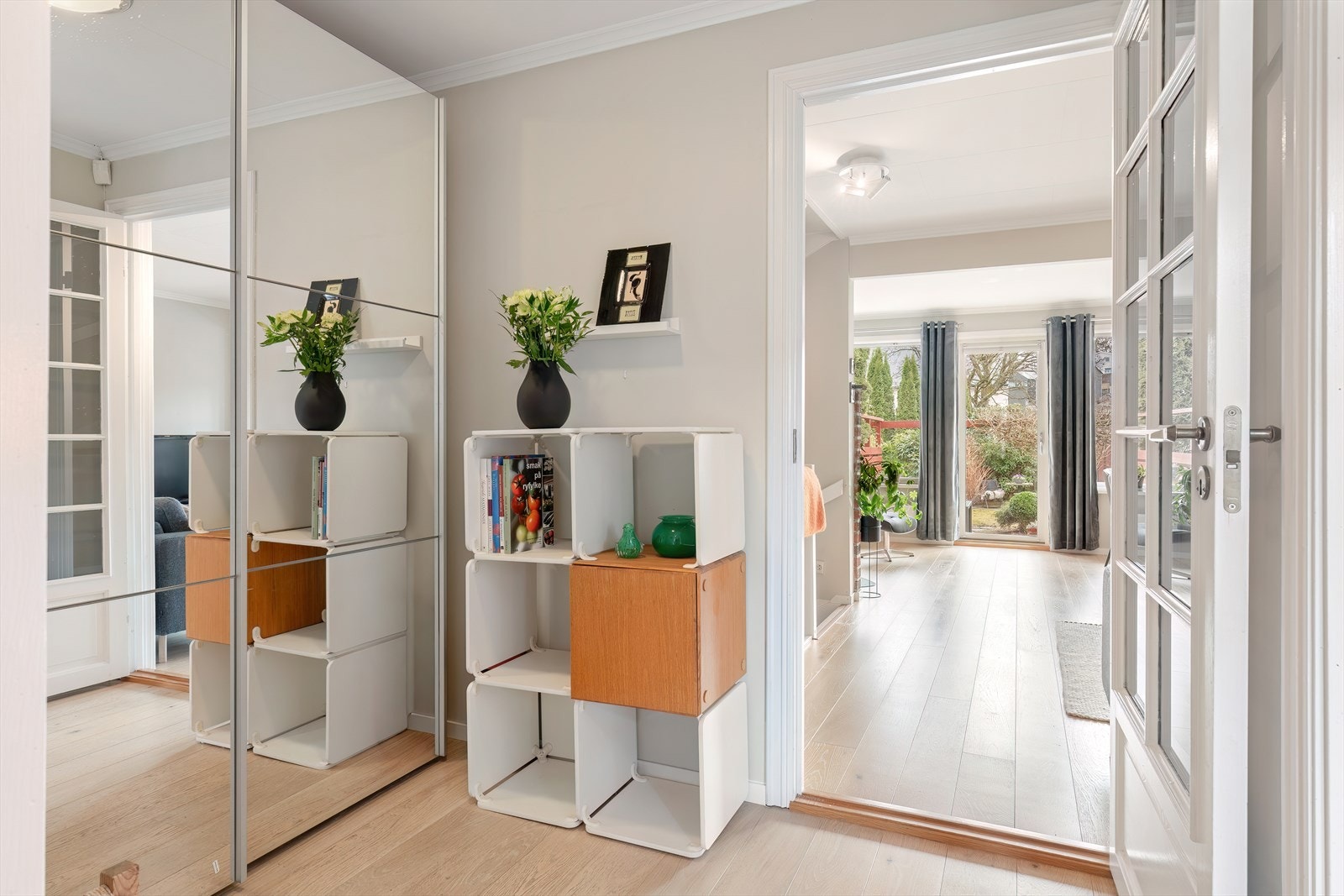 Gang - innredet med stor skyvedørsgarderobe Galleribilde