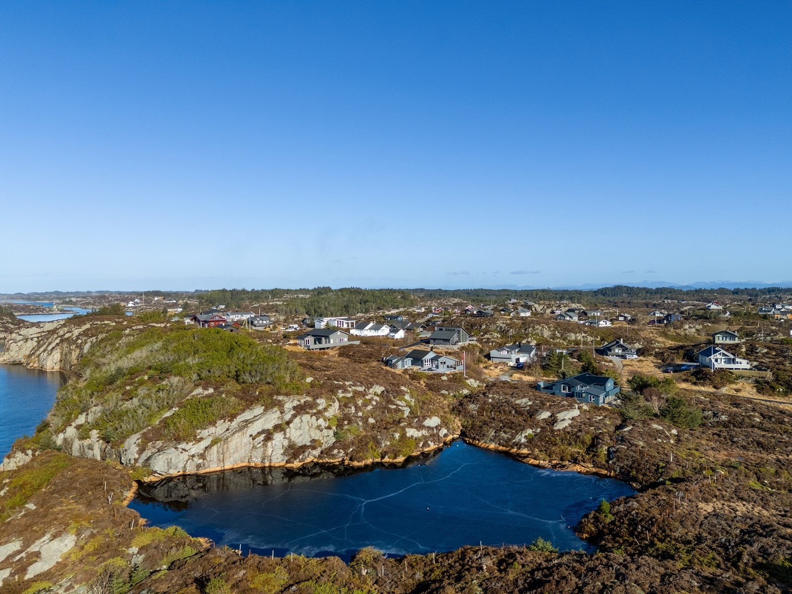 Fantastisk beliggenhet i første rekke mot sjøen. Galleribilde