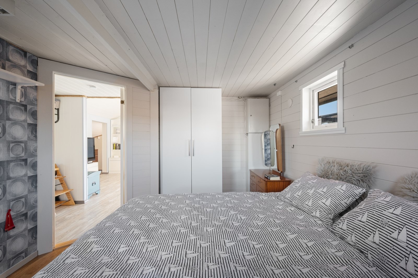 God plass til dobbeltseng og garderobeløsning. Galleribilde