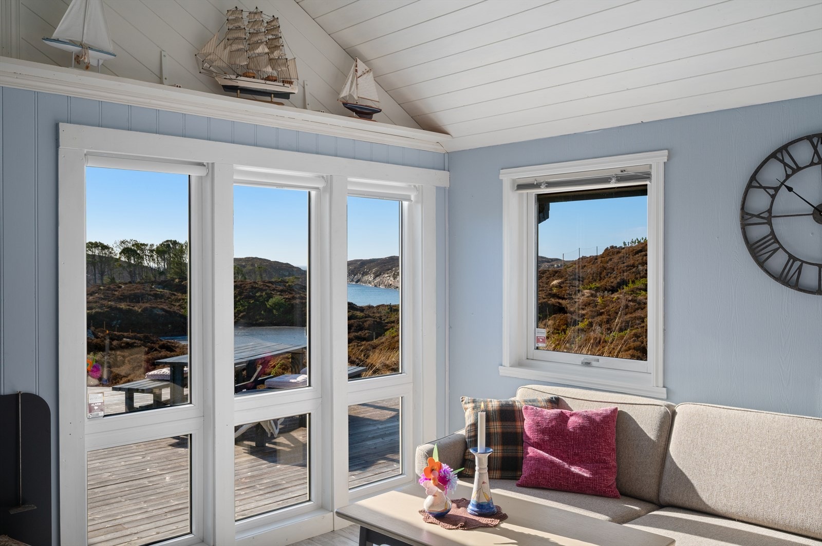 De store vindusflatene slipper inn rikelig med naturlig lys til rommet. Galleribilde