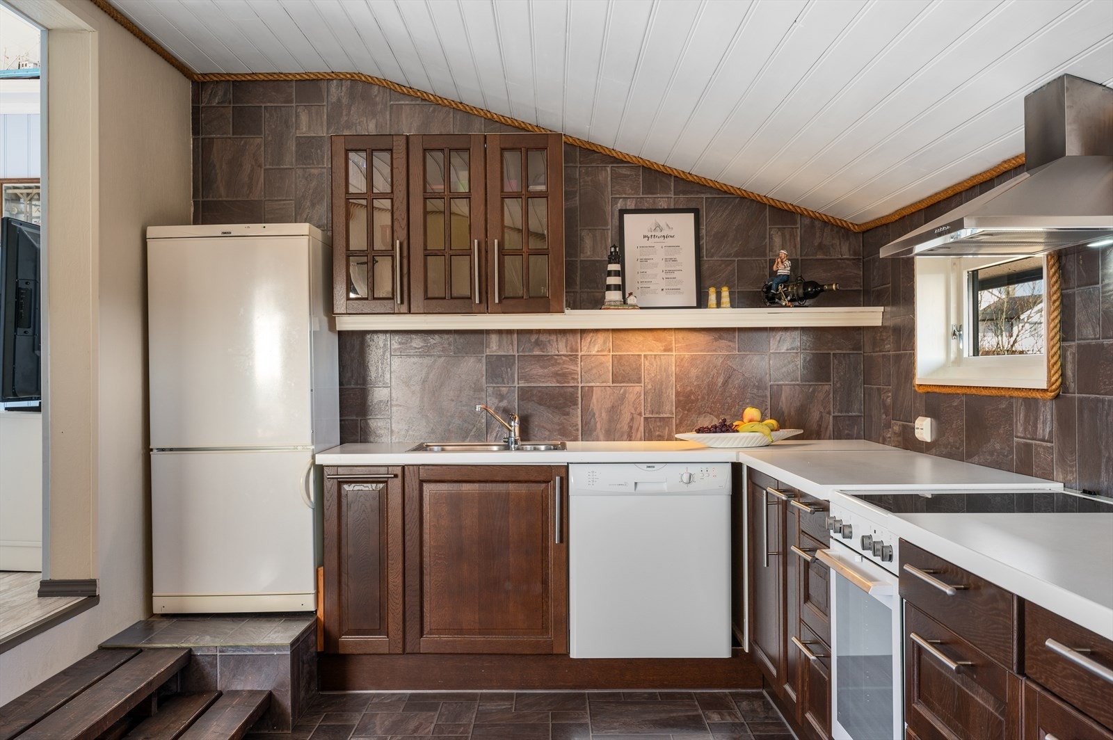 Godt med oppbevaringsplass i både skuffer og skap. Galleribilde