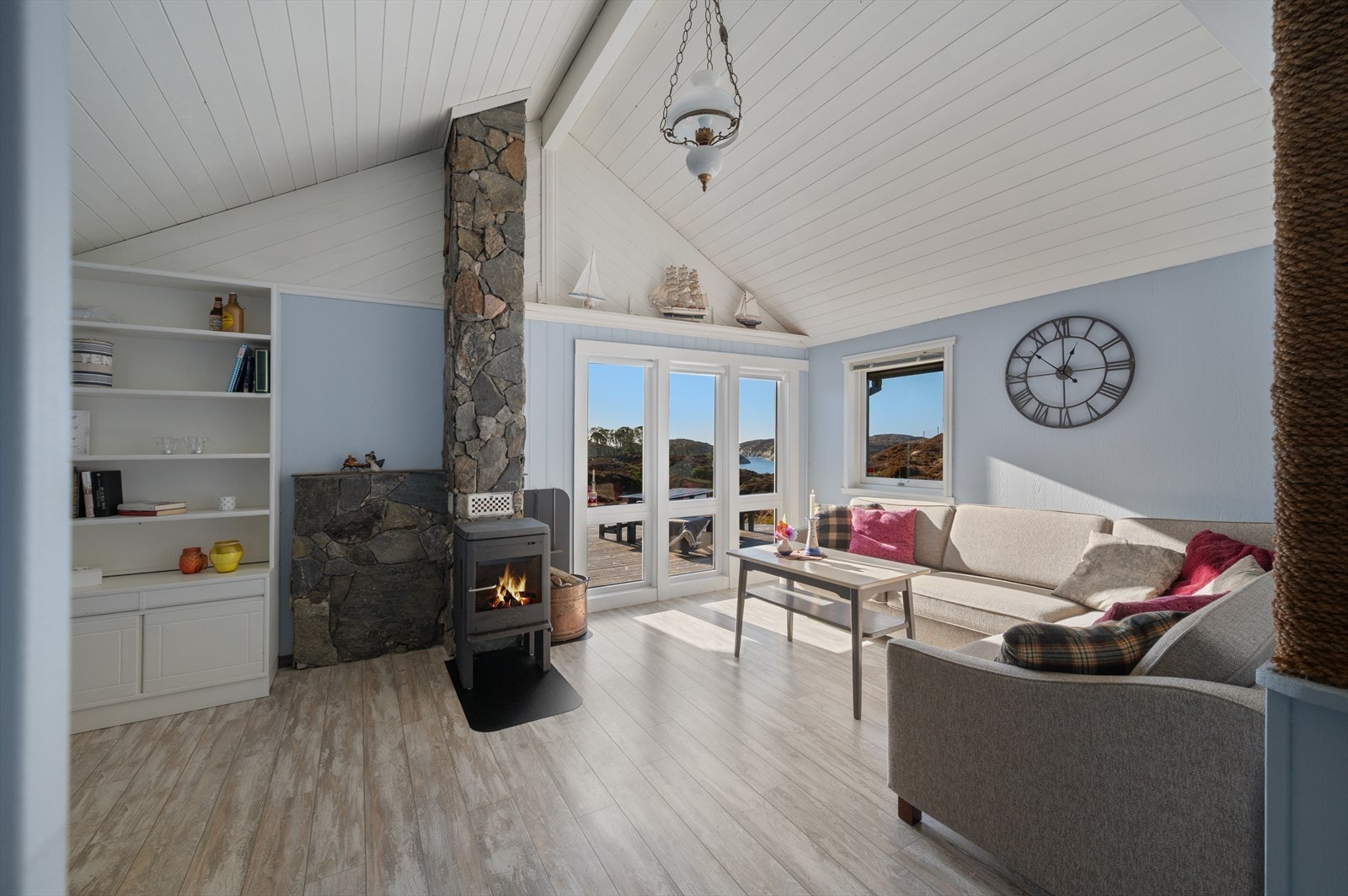 Peisen varmer opp hytten på kaldere dager. Galleribilde