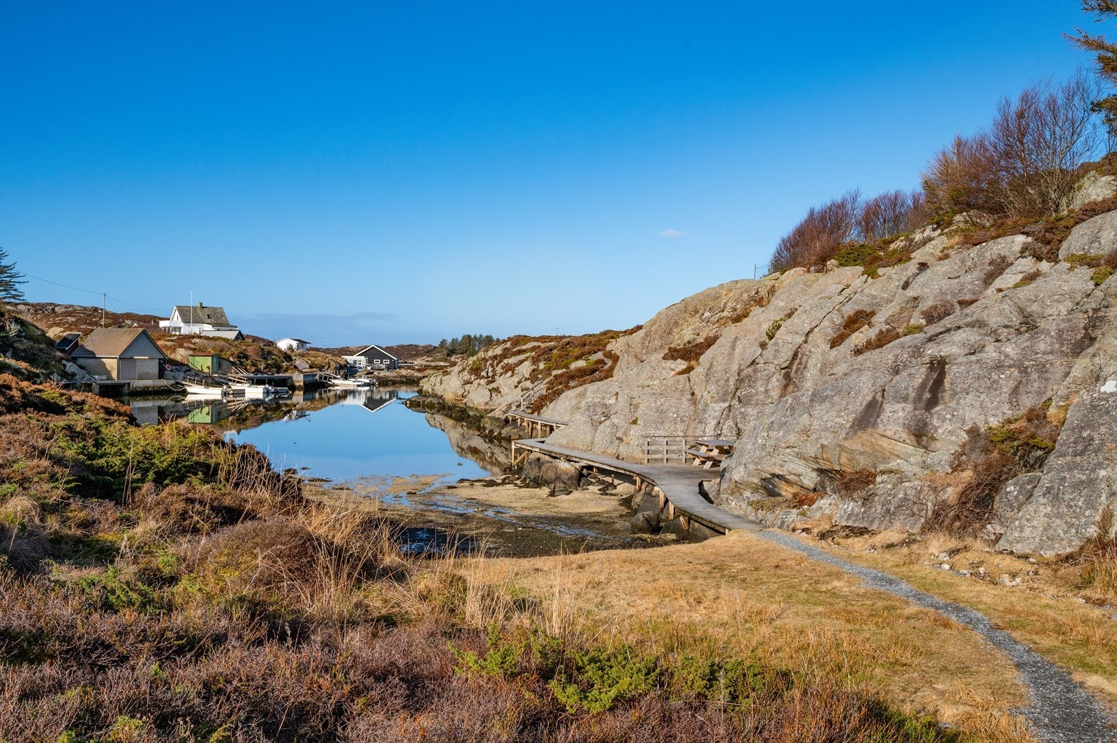 Fra eiendommen er det gangavstand til den tilhørende båtplassen i marinaen. Galleribilde