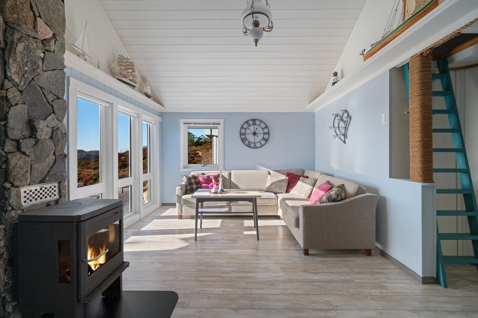 Stuen er lys og luftig med ekstra god takhøyde. Galleribilde