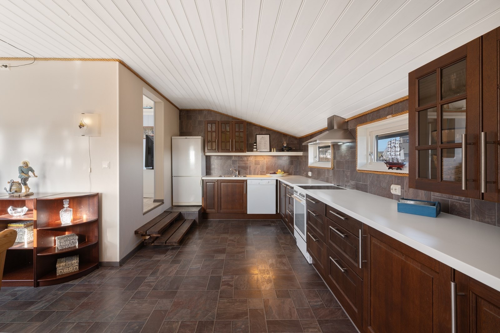 Kjøkkenet er av god størrelse og har masse benkeplass til matlaging. Galleribilde