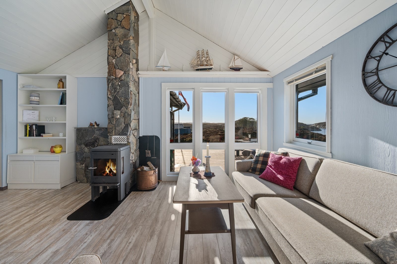 Vegger og tak er nylig malt i lyse, flotte sommerfarger. Galleribilde