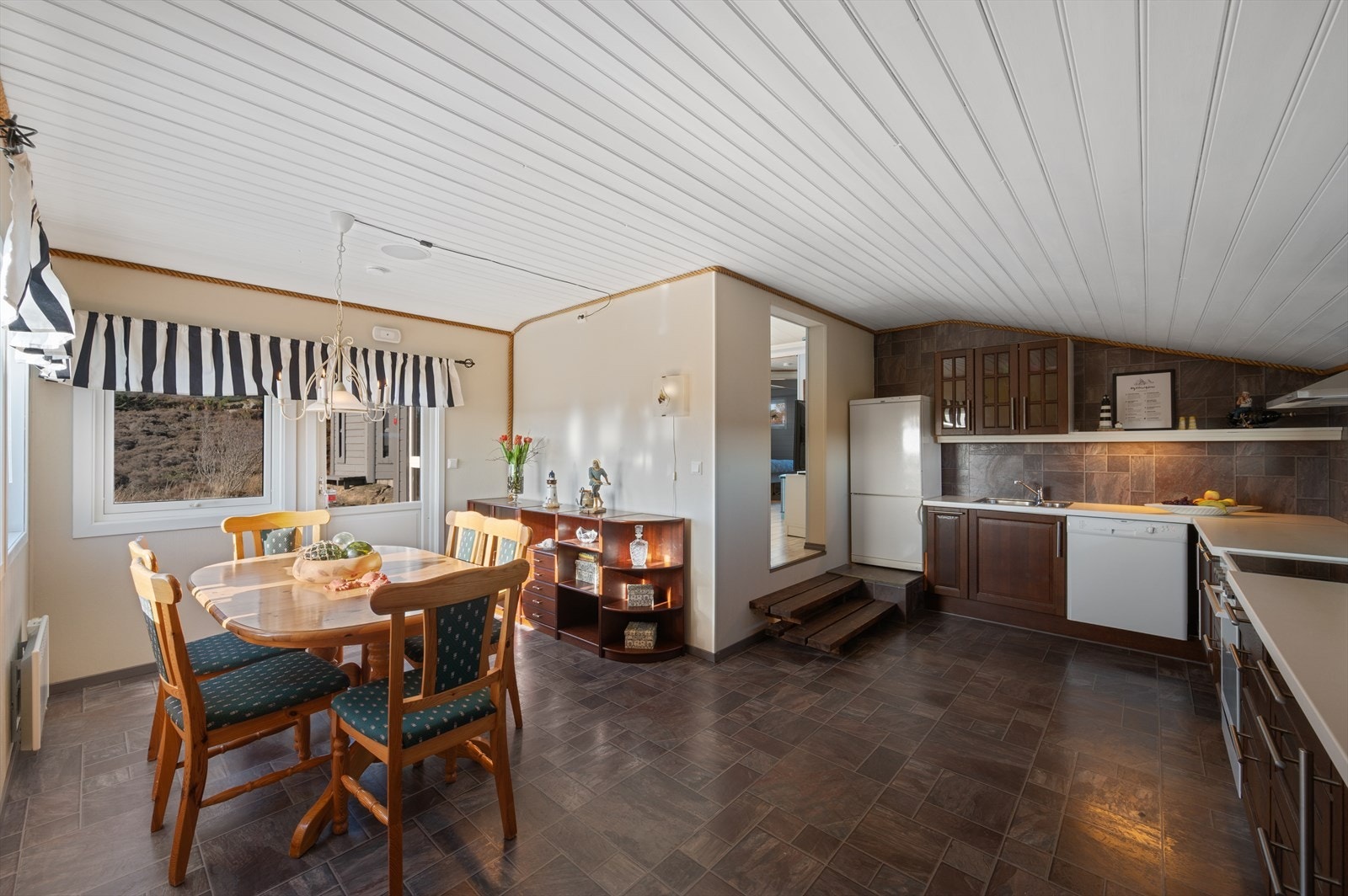 Fra stuen kommer du videre inn på kjøkkenet. Galleribilde