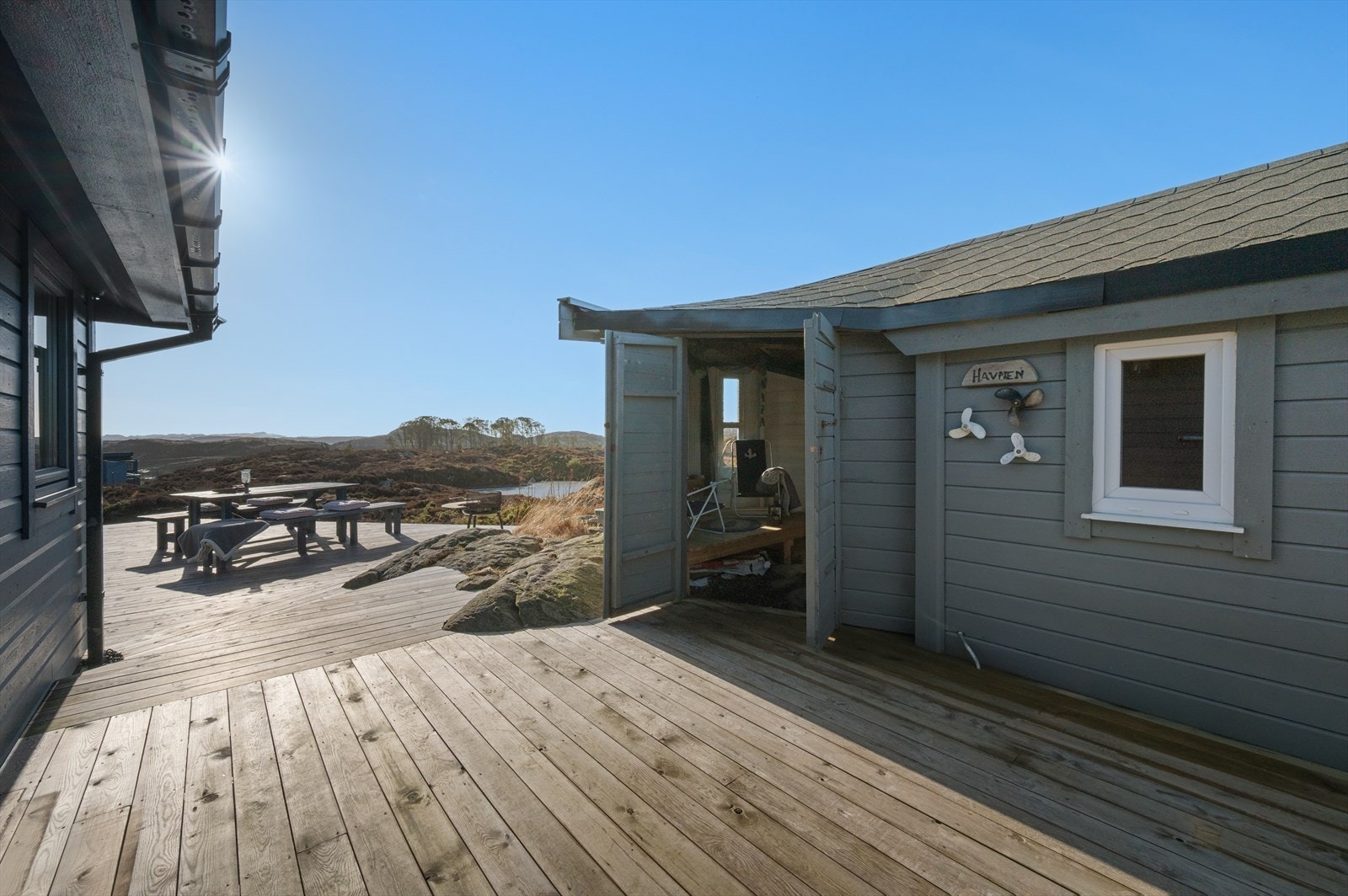 Eiendommen inneholder også et bygg som i dag er innredet som et anneks (ikke godkjent). Galleribilde