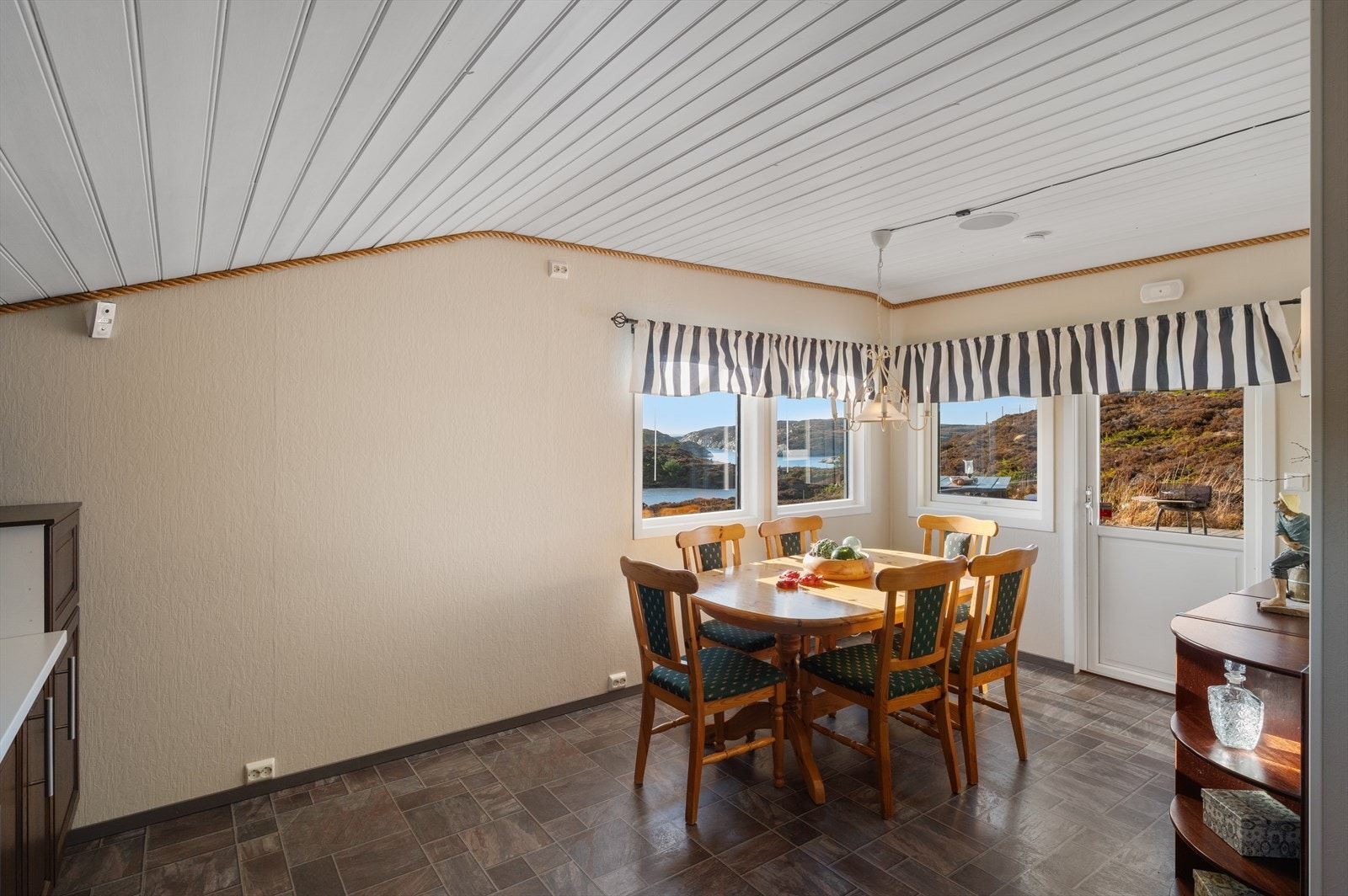 På kjøkkenet er det også god plass til større spisebord. Galleribilde