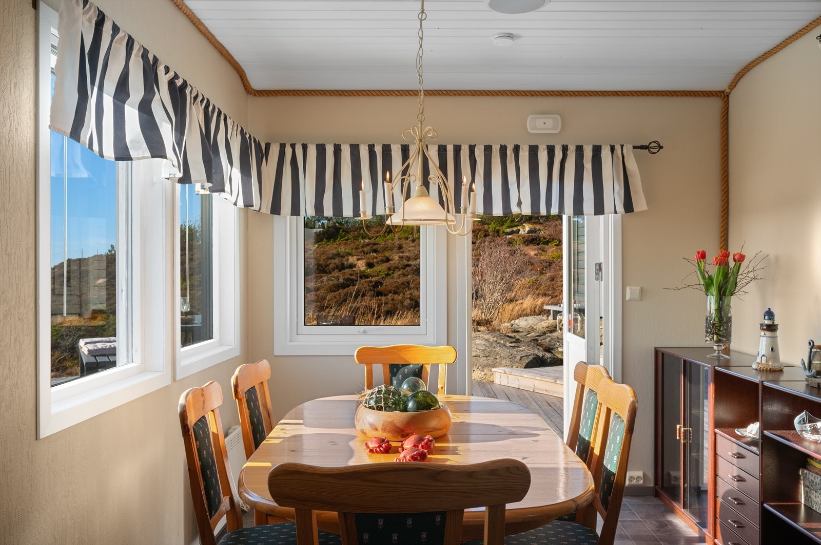 Fra kjøkkenet er det ankomst ut til terrassen. Galleribilde