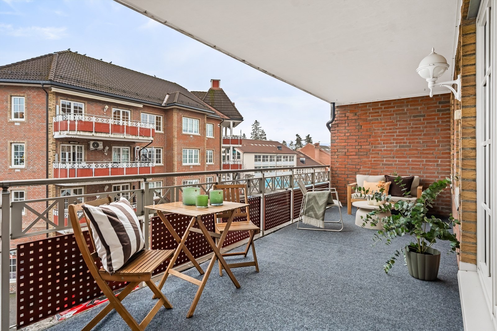 Dette er en sjarmerende 3-roms leilighet med god planløsning - Her ute er det plass til sittegruppe, samt gass-/elektrisk grill. Galleribilde