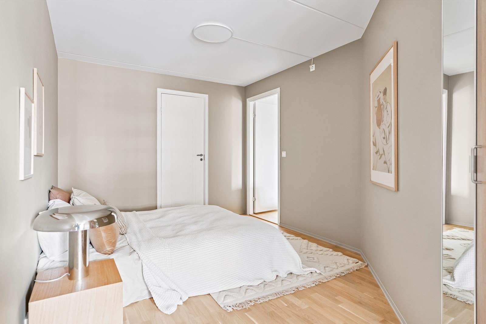 Videre er det plass til garderobeløsning i egen bod / walk-in-closet Galleribilde