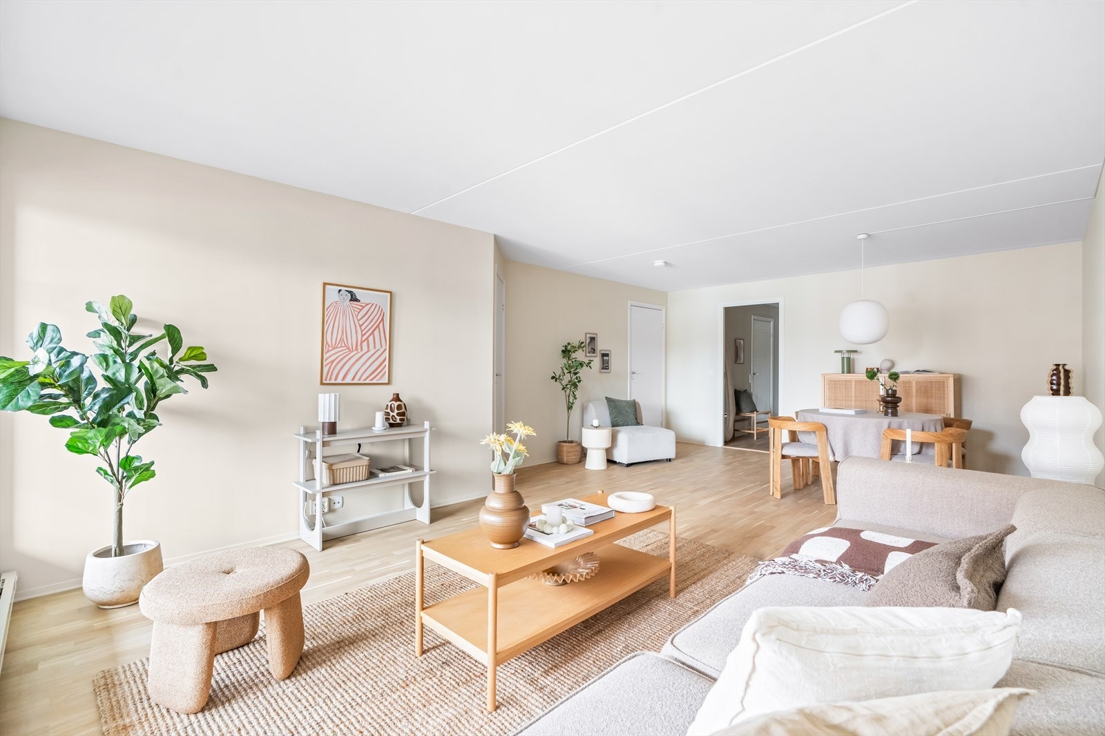 Det er store vindusflater som slipper inn rikelig med naturlig lys. Galleribilde