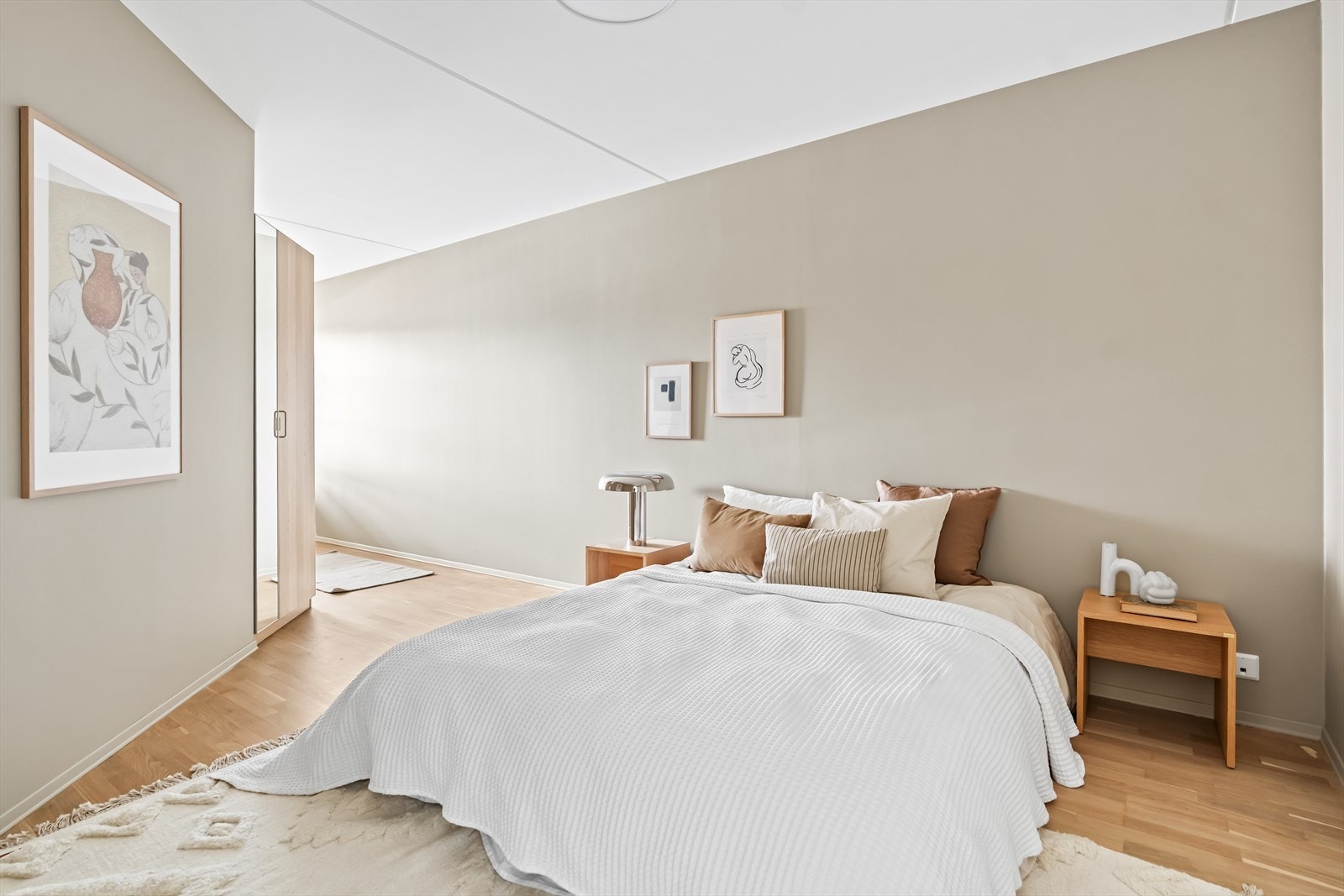 Hovedsoverommet har plass til dobbeltseng med tilhørende nattbord. Galleribilde