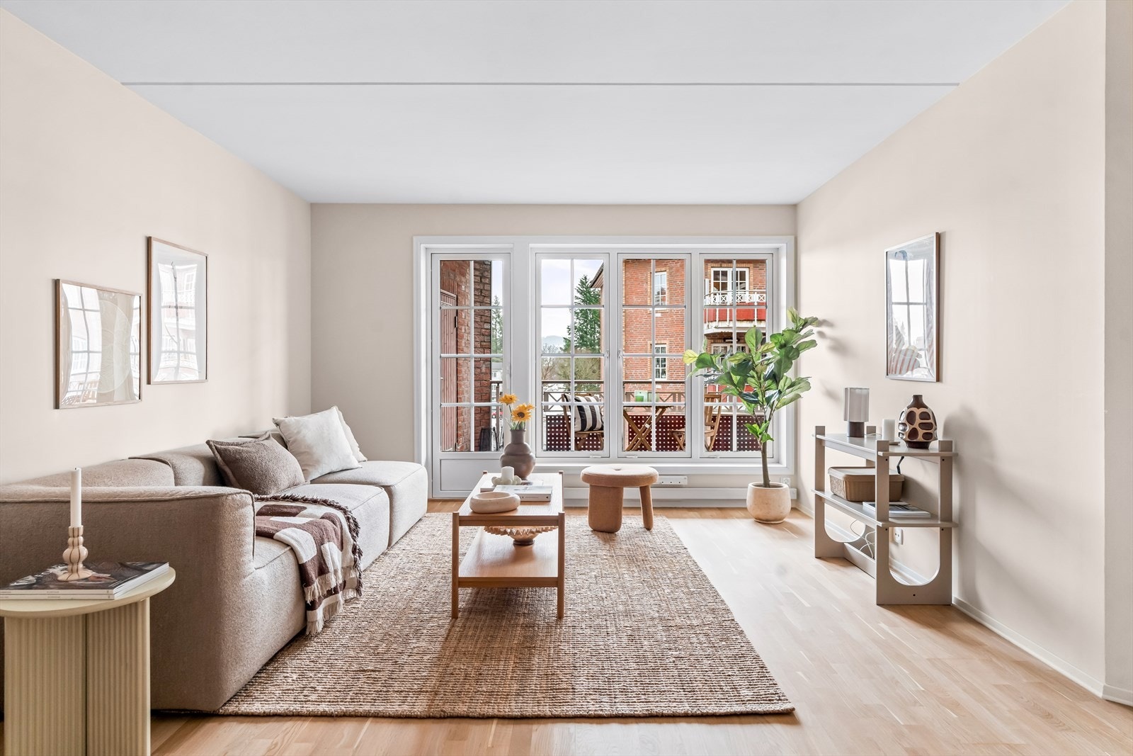 Velkommen Fjellhamarveien 58, presentert av Sebastian Chodkowski og Kordian Zuraw i Nordvik Bolig! Foto: Stefan Borup. Galleribilde