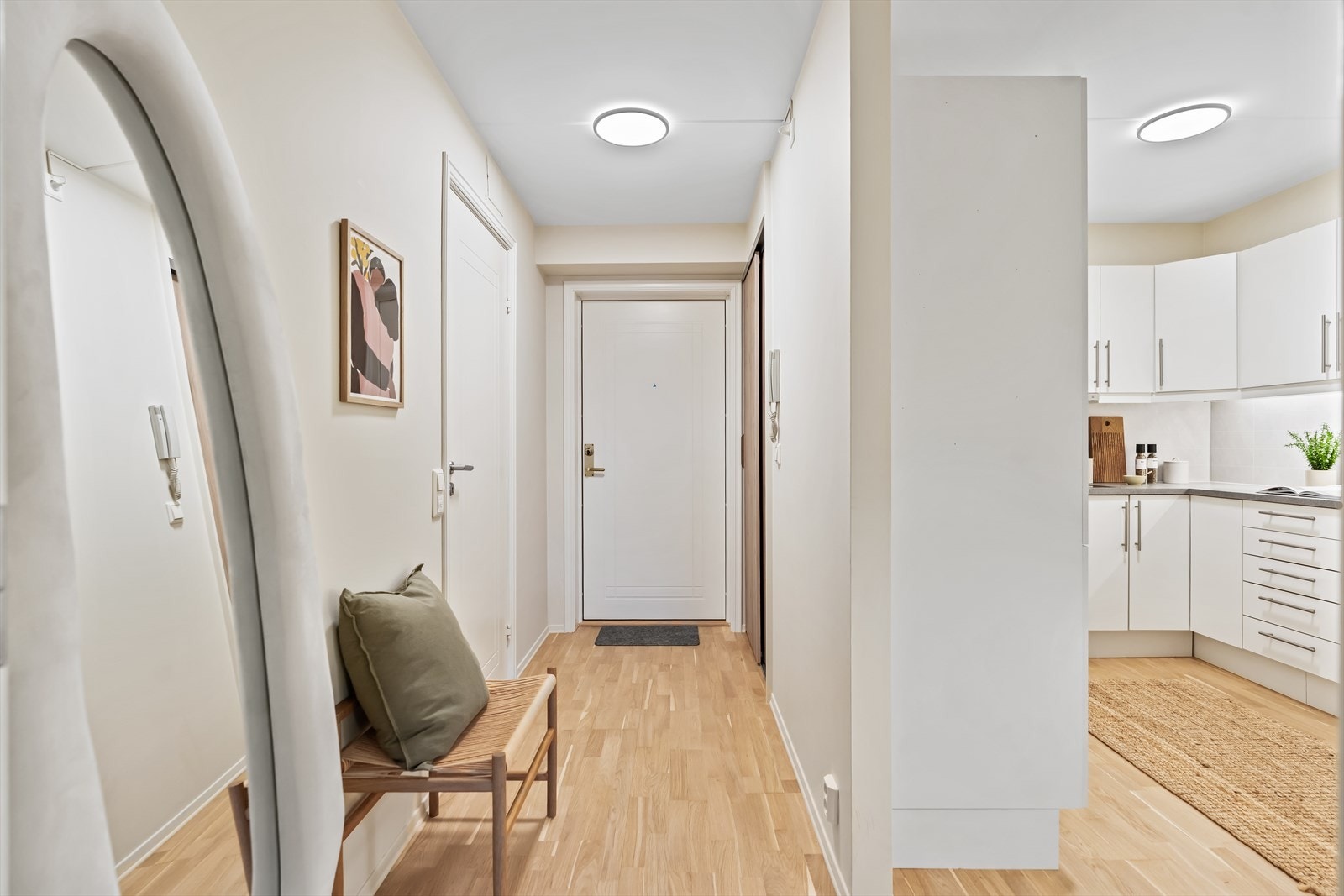 Leiligheten har en lys og romslig entré. Her er det god plass til å henge fra seg yttertøy, samt sette fra seg sko i garderobeløsning med skyvedør. Galleribilde