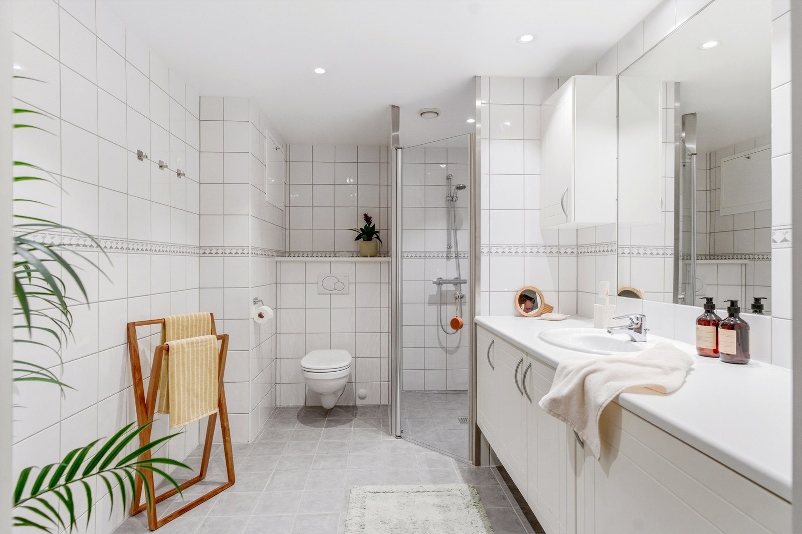 Delikat baderom fra byggeår 2005 med plass til både vaskemaskin og tørketrommel Galleribilde