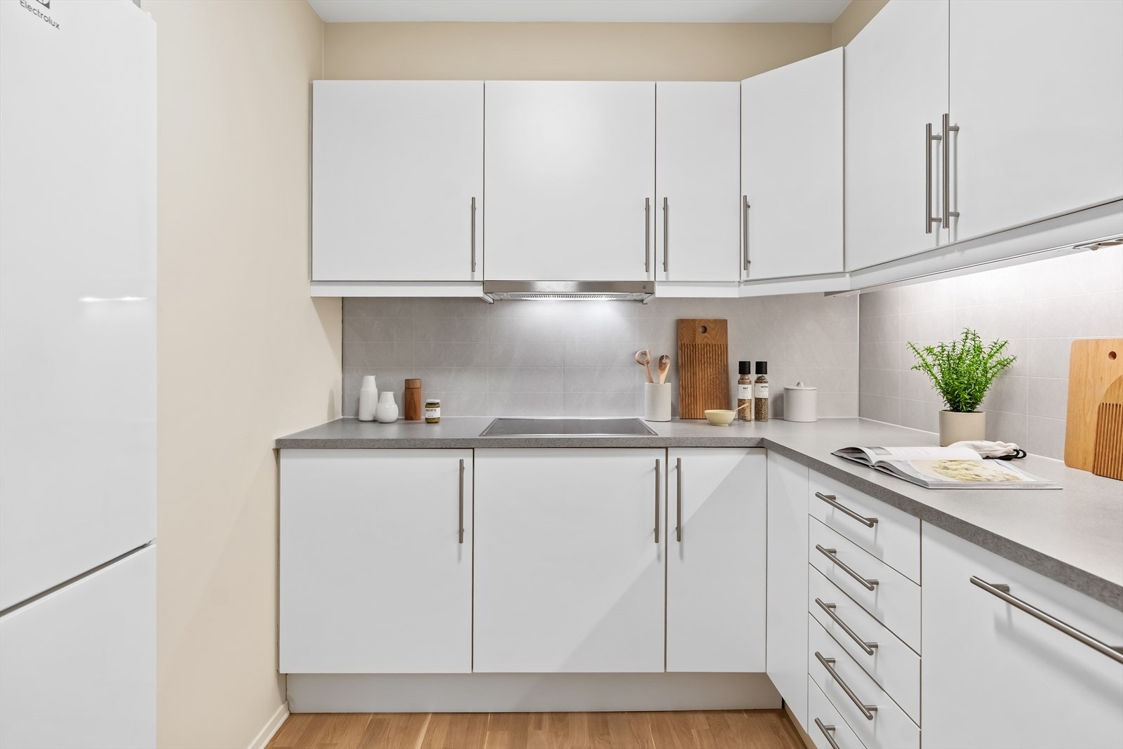 Videre er det satt inn integrerte hvitevarer som keramisk platetopp, oppvaskmaskin, mikroovn og stekeovn. Galleribilde