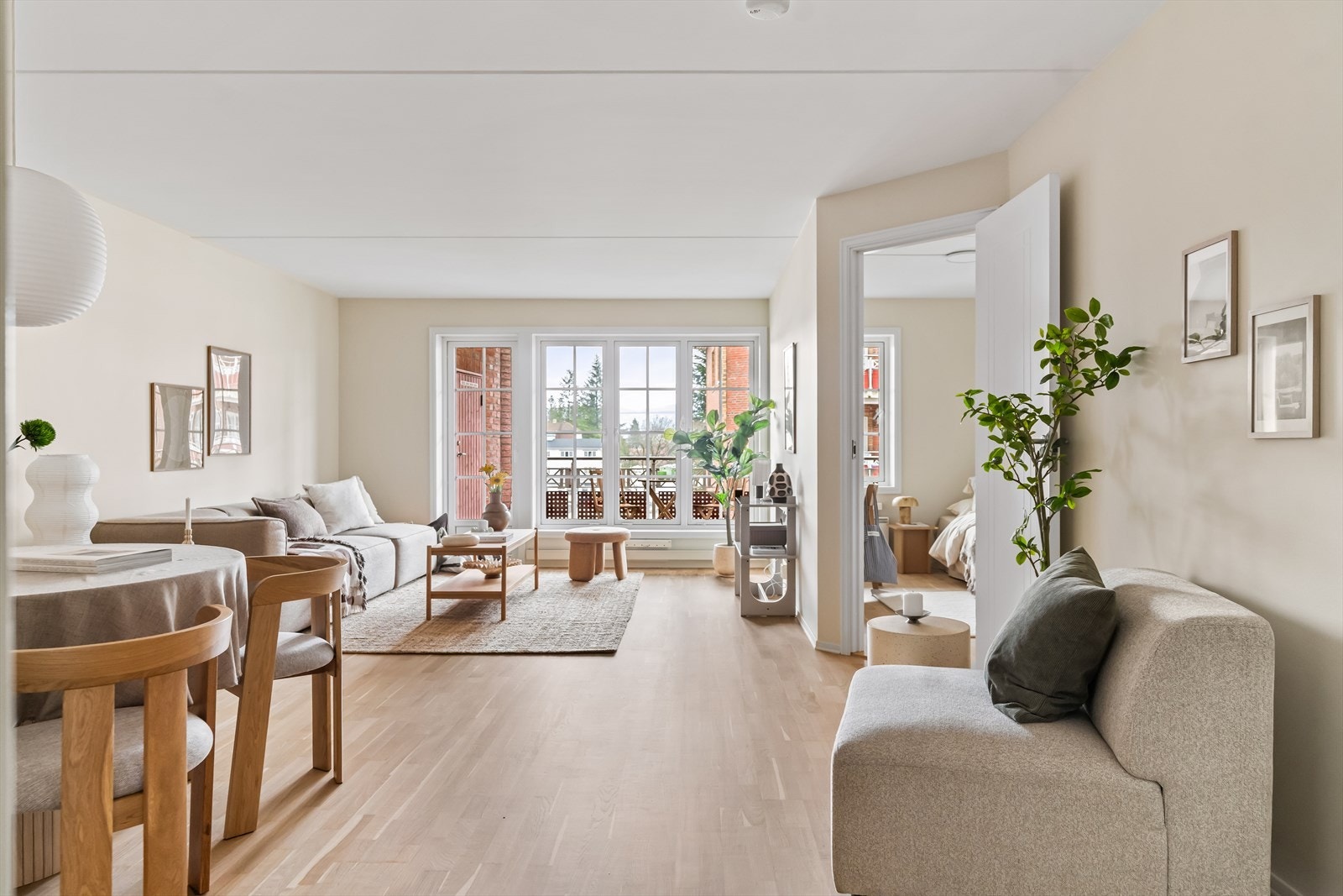 Stuen har en god og romslig planløsning. Galleribilde