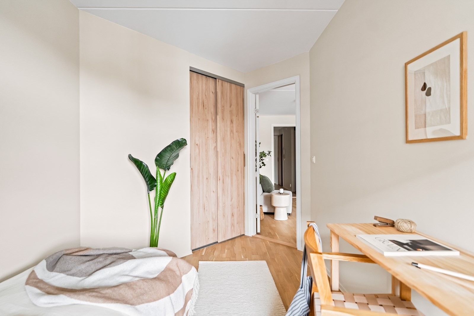 Rommet har plass til seng, nattbord, garderobeløsning og evt. skrivebord. Det er montert skyvedørsgarderobe på rommet. Galleribilde