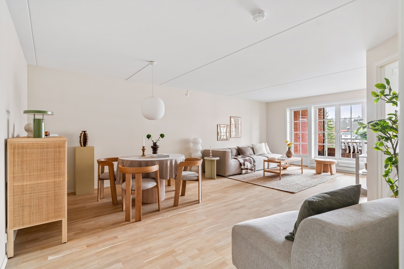 Leiligheten ligger fint til i byggets 3. etasje, og har en praktisk planløsning bestående av entré, bad, to soverom, kjøkken samt stor stue med utgang til sørvestvendt balkong på hele 16 m². Galleribilde