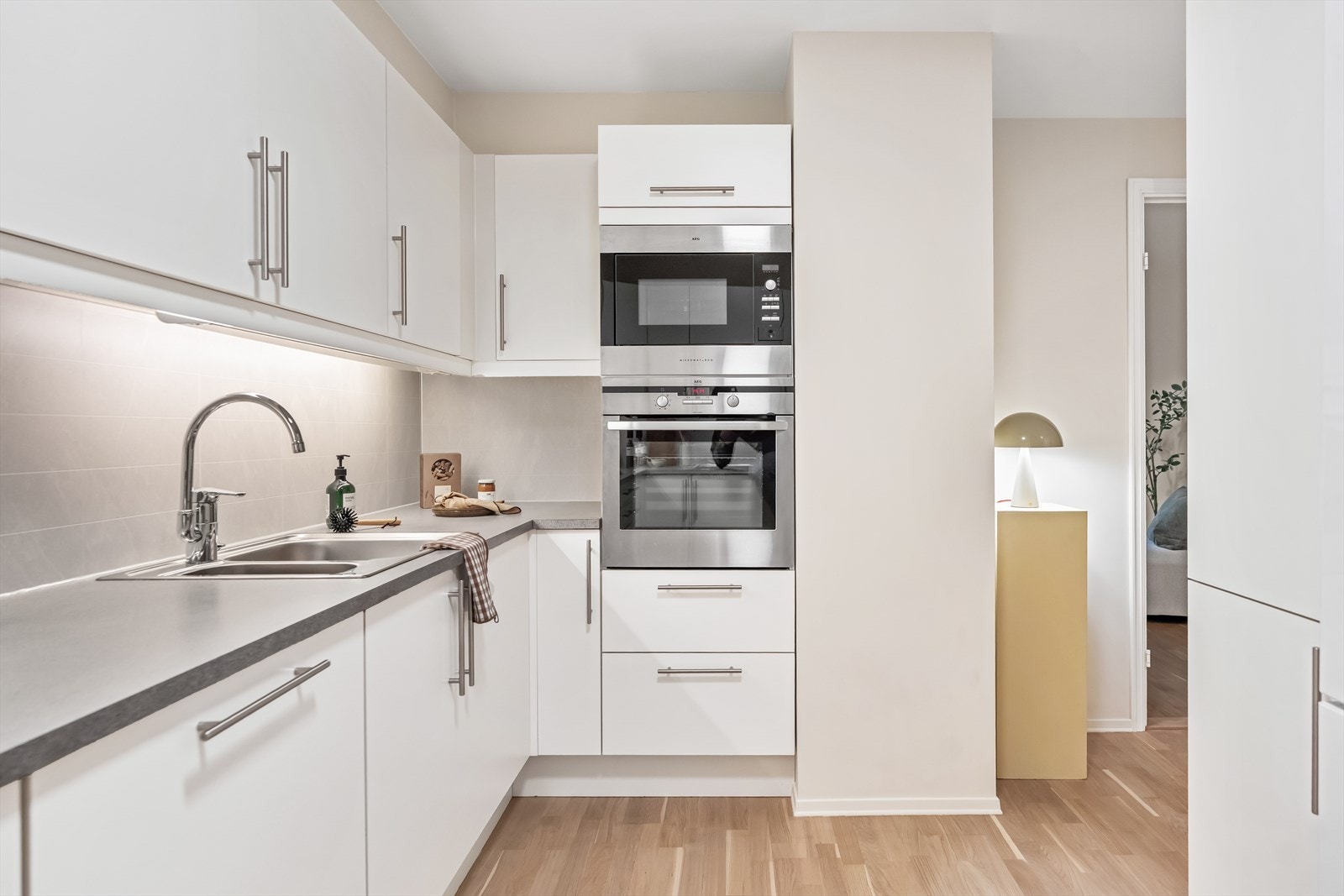 Over platetoppen er det tilkoblet en mekanisk avtrekksvifte. Galleribilde