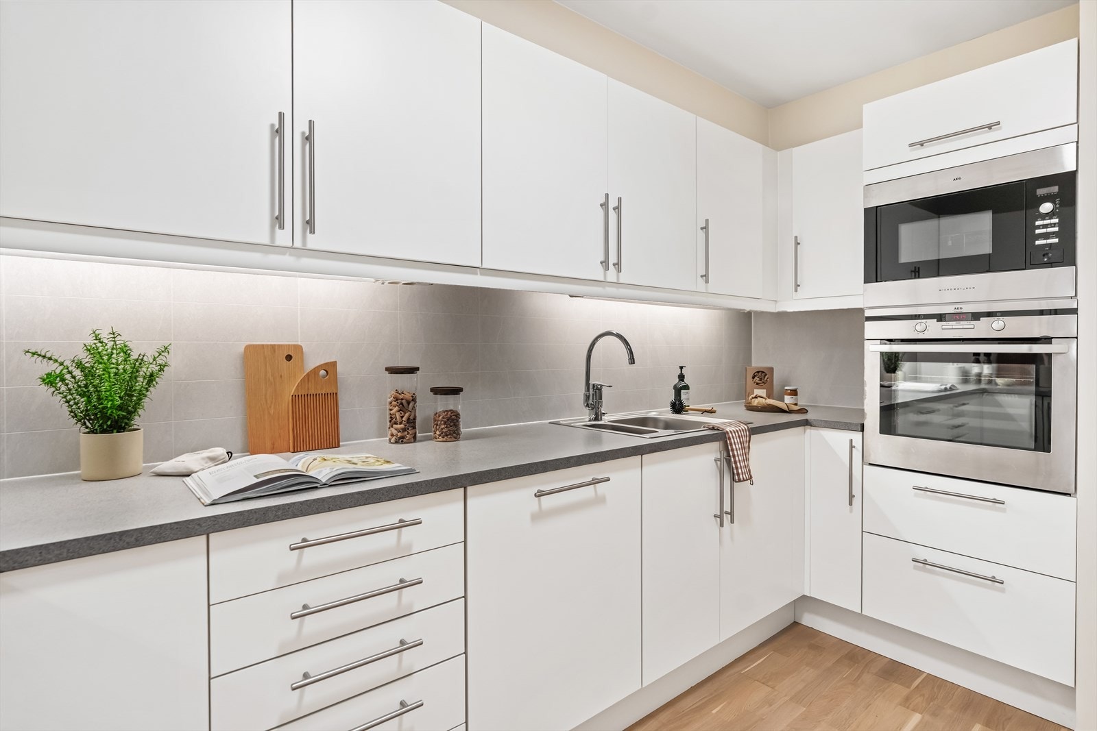 I tillegg har kjøkkenet plass til frittstående kombinert kjøl-/fryseskap. Selger opplyser at kjøkkenkranen lekker, men dette skal bli utbedret til visning. Galleribilde