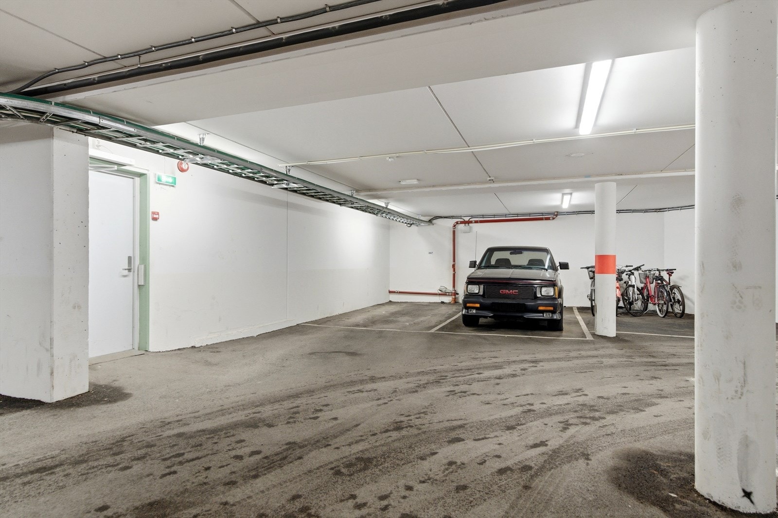 Hjørneplass rett ved siden av inngangsdøren som tar deg til heisen Galleribilde