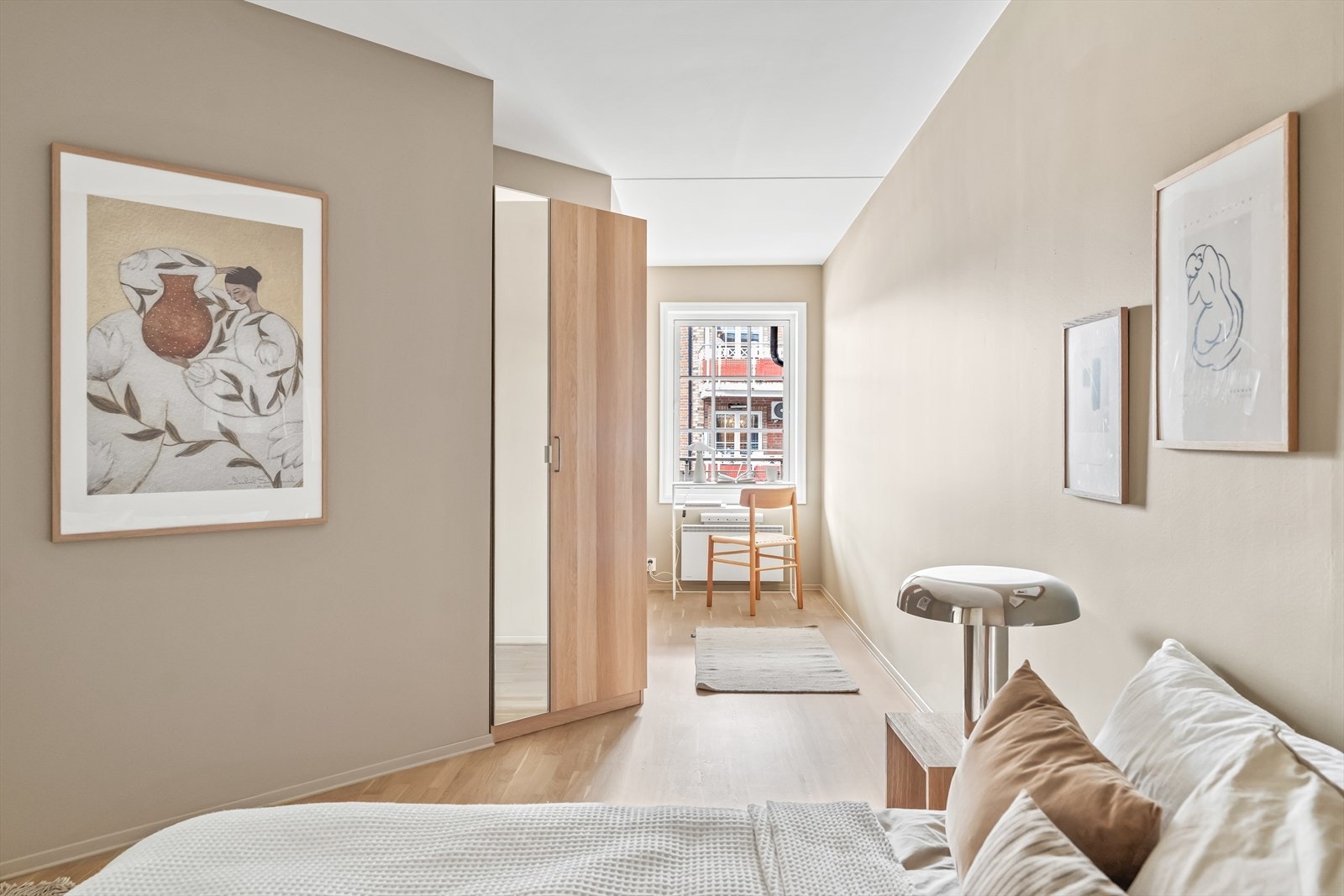 I tillegg er det plass til garderobeskap og skrivebord Galleribilde