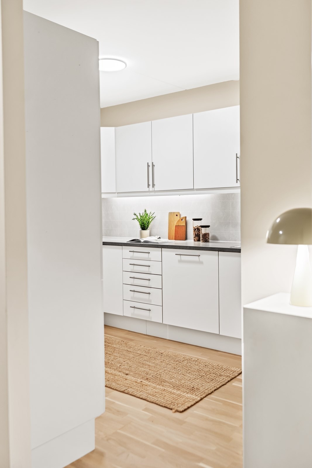 Boligen har et pent og moderne kjøkken, med mye benk- og skapplass. Galleribilde