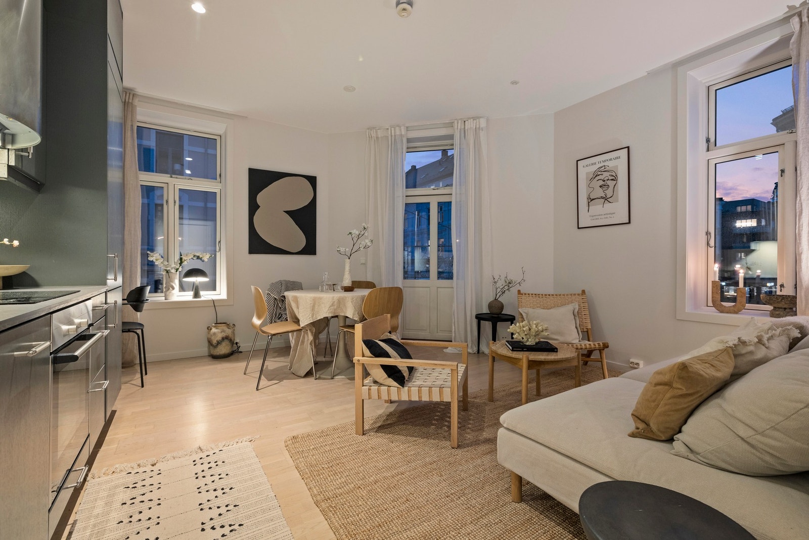 Luftig stue med store vindusflater som slipper inn godt med naturlig lys, og skaper en god atmosfære. Galleribilde