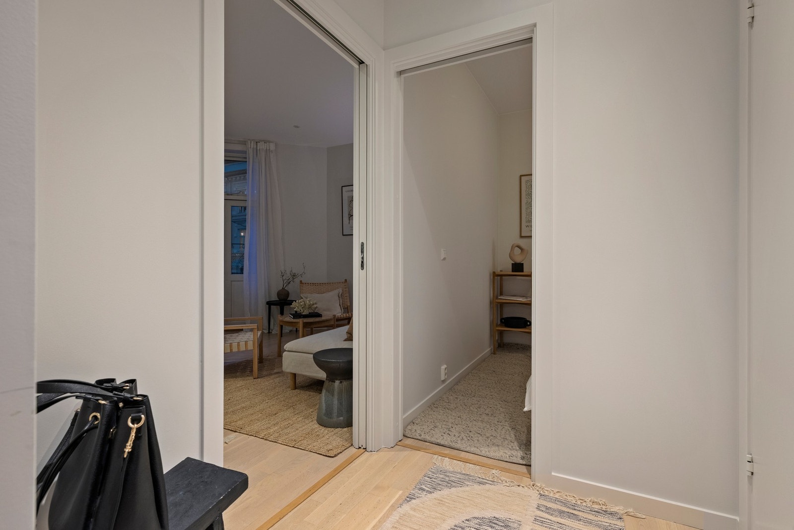Videre fra stuen er det entré som igjen har adkomst til bad og soverom. Galleribilde