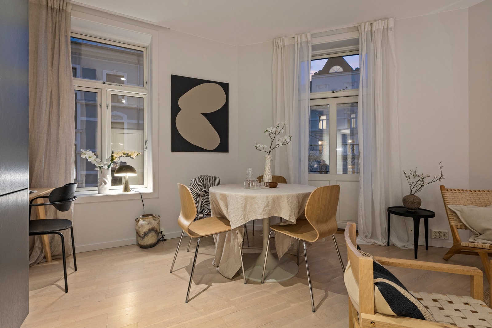 Det er gode møbleringsmuligheter i stuen. Galleribilde