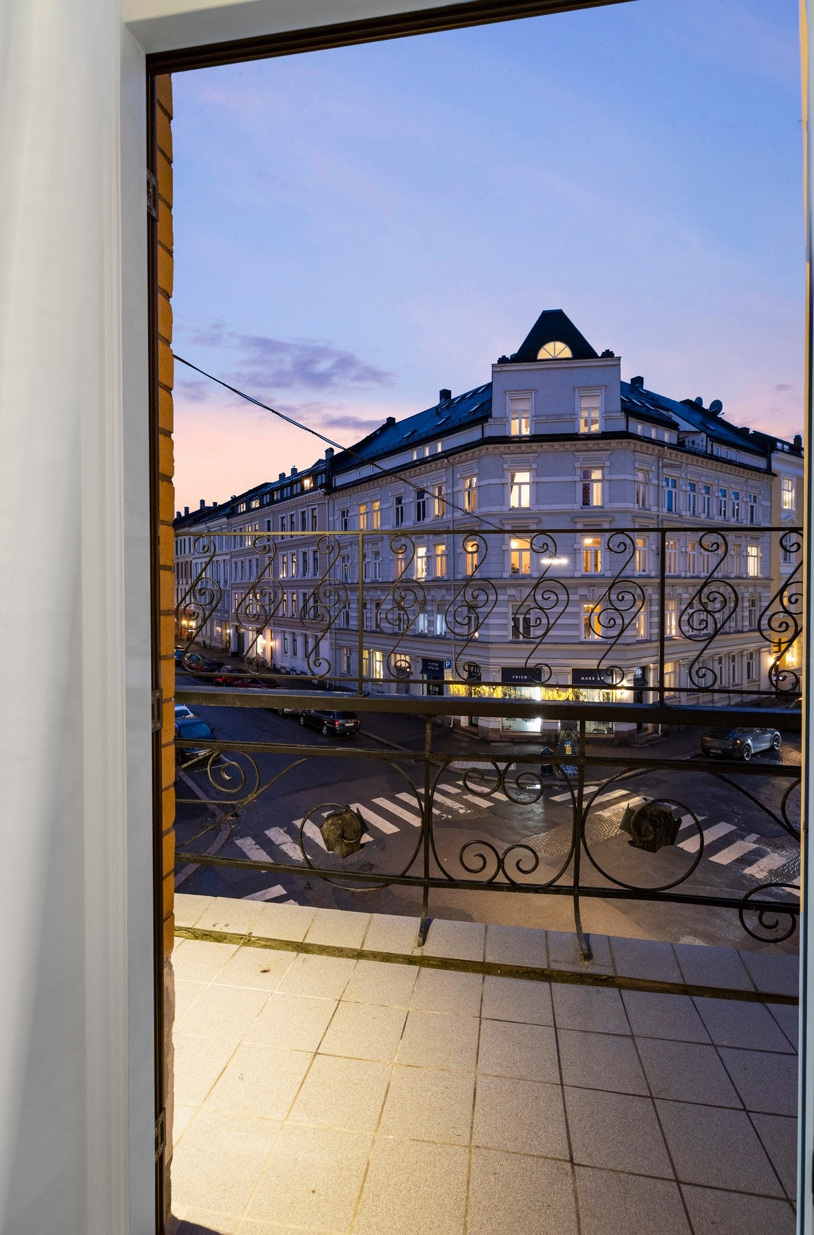 Fra stuen er det utgang til en balkong. Galleribilde