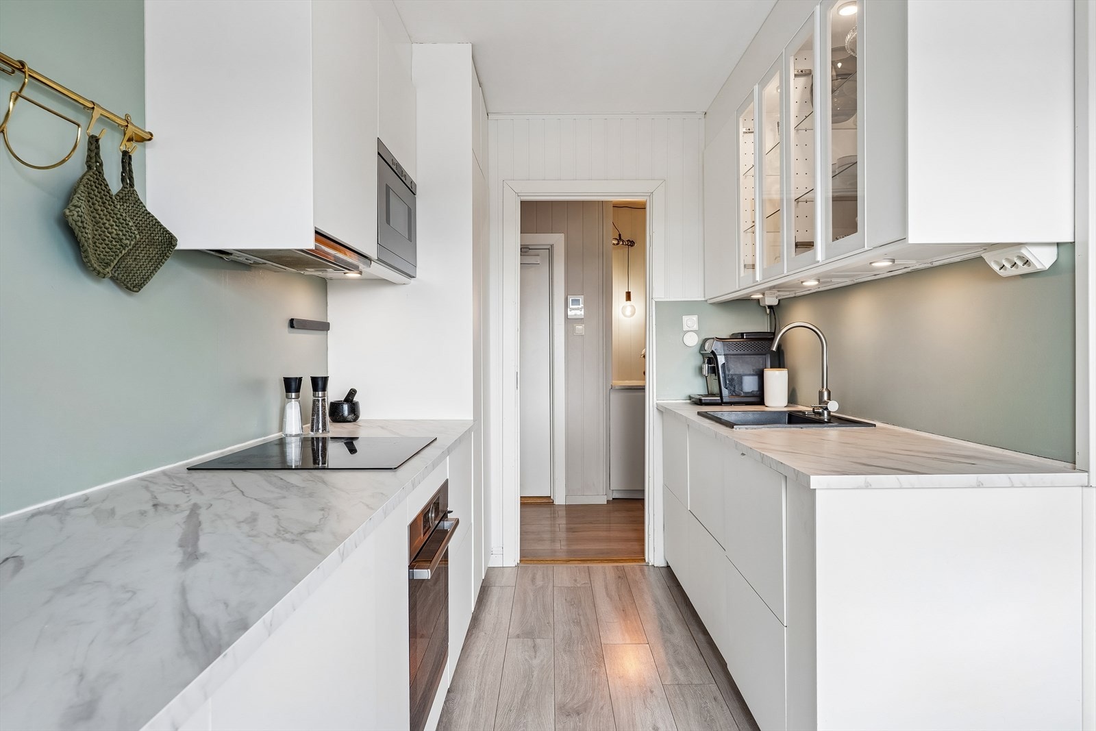 Gulvene ble oppgradert samtidig med kjøkkenet i 2023. Galleribilde