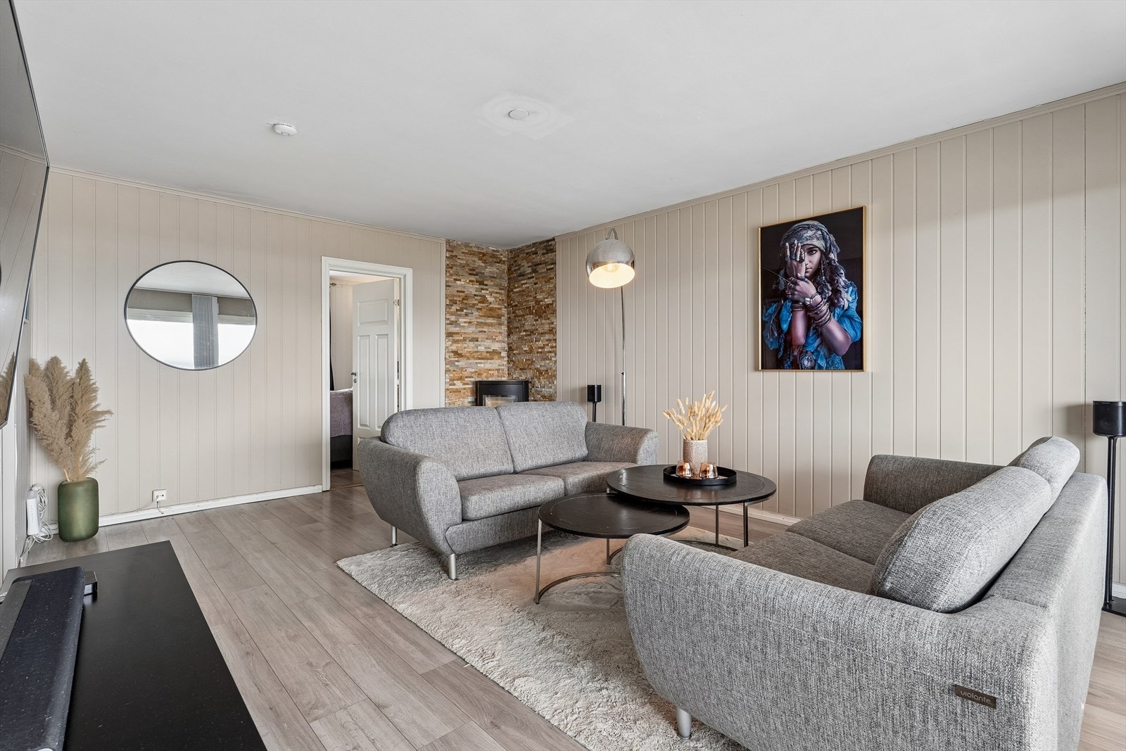 Stuen er romslig og byr på gode lysforhold fra store vindusflater. Galleribilde