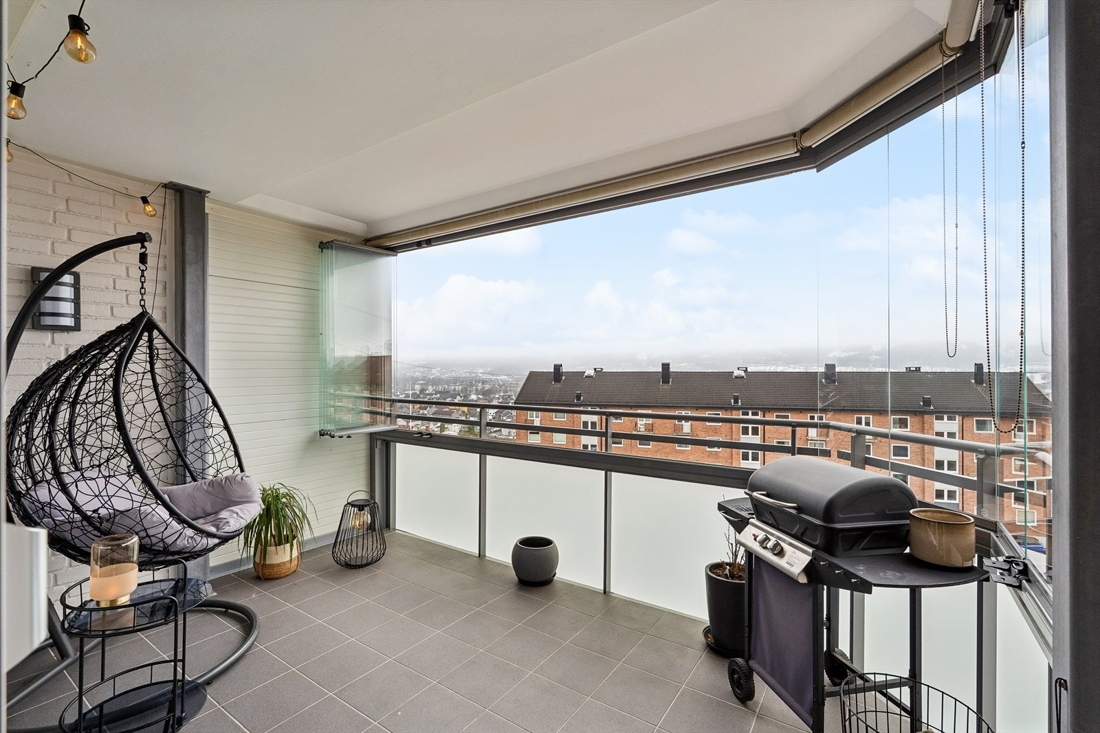 Balkongen byr på flott utsikt over lokalområdet og fine solforhold! Galleribilde
