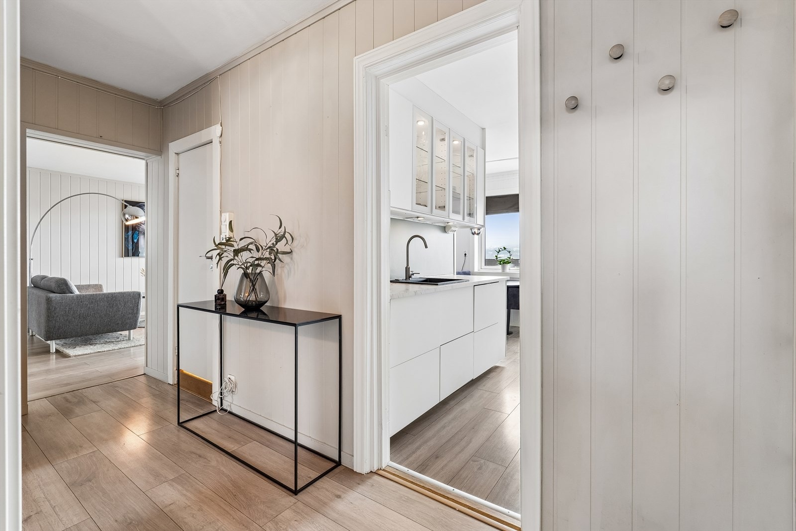 Leiligheten er pent oppusset i nyere tid og holder gjennomgående lyse farger. Galleribilde