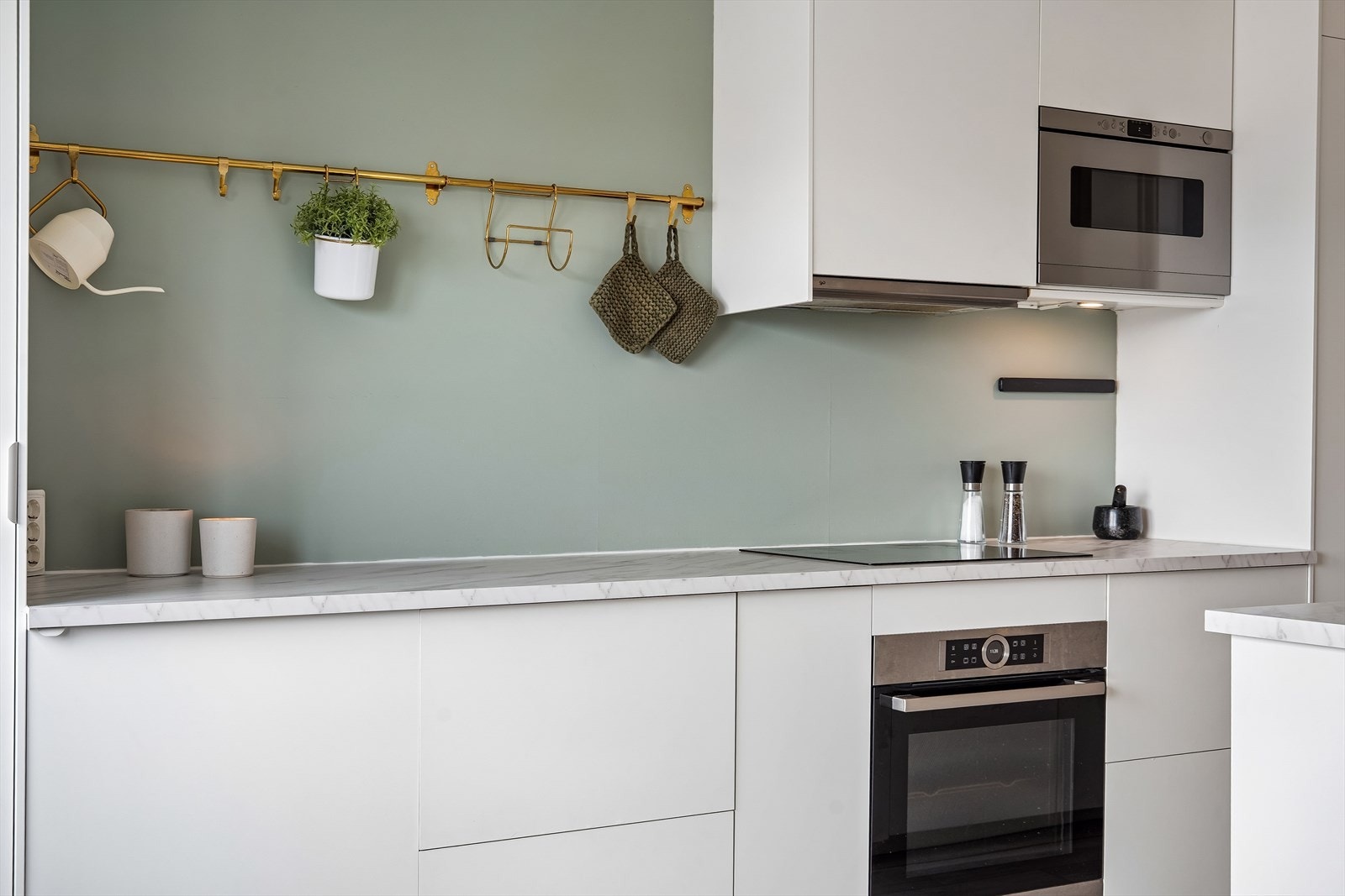 Integrerte hvitevarer som stekeovn, platetopp, mikrobølgeovn og oppvaskmaskin. Galleribilde